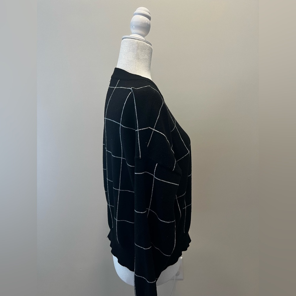 5/$25 Tahari Black and White Plaid Sweater- Medium - Picture 4 of 5